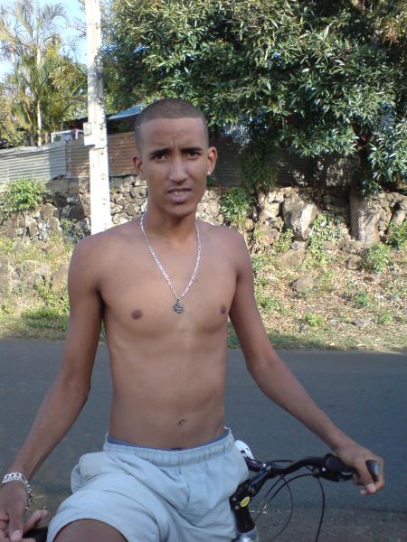 je vous présente le copain de mon frére euhhhh!!!!!